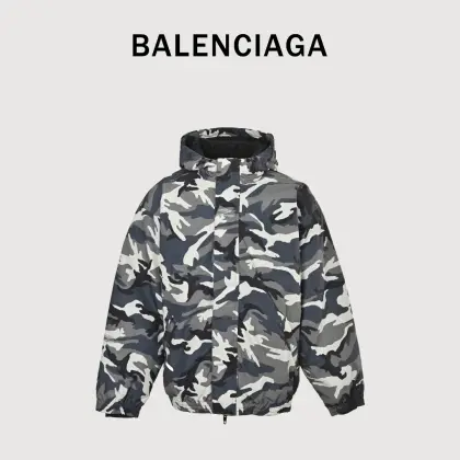 BALENCIAGA巴黎世家BLCG 3B滑雪夹棉冲锋衣迷彩连帽滑雪服外套 定织定染同纹路格形面料7*8格纹,加上特殊工艺做到国标防雪防风防水性能,造价极其高昂内里5A级新疆棉 密度高弹力强,保暖效果极佳 定做内腰带防滑条进口橡胶材质,确保不变形、不硬化、完美和腰部贴合,激烈运动不会漏风、进雪,日常穿搭可以卸下不影响整体效果,衣袖内侧防水拉链,防水同时可以在剧烈运动后起到排汗透气做用,左右袖内里带有袖套,滑雪运动时可穿戴,日常休闲时可隐藏,运动与日常穿搭两不误,独立开模五金、四合扣、鸡眼分辨原版开模,区别市场货,做到最大程度还原,成衣流水线生产,国内一线专业滑雪服大厂制造,外贸出口品质,每个工人一道工序,确保时效性的同时,让品质一致,采用进口圆头针1英寸12针确保衣服防水效果